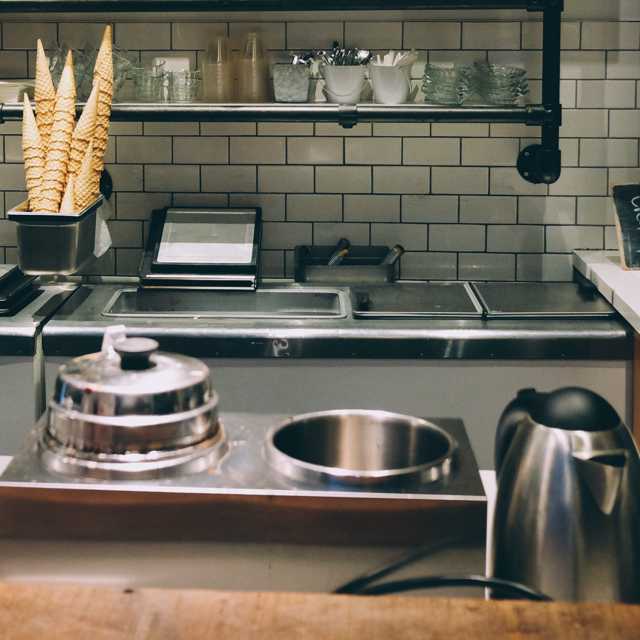 Du behöver ett rengöringsmedel för att få rent hela köket - ABNET® rengör köksluckor, spisen, diskbänken, golvet, fläckar - ja alla ytor.